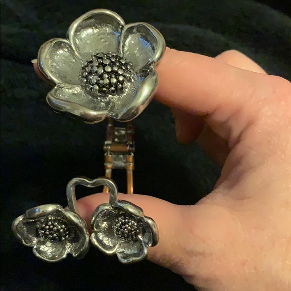 Silver flower clasp bracelet - Picture 4 of 4